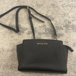 MICHAEL Michael Kors Women's Selma Medium Messenger Bag, Black